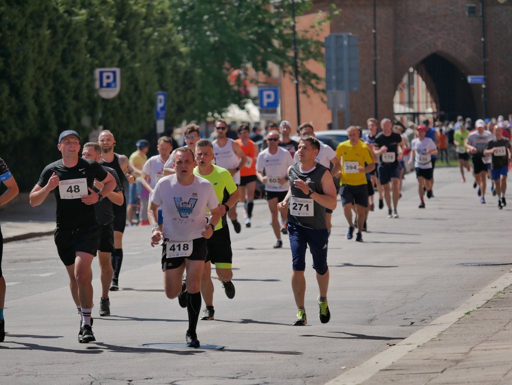 Grupa mężczyzn biega w trasie