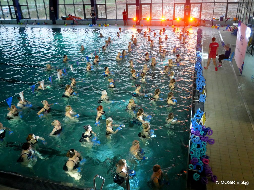 Grupa kobiet ćwiczy w basenie