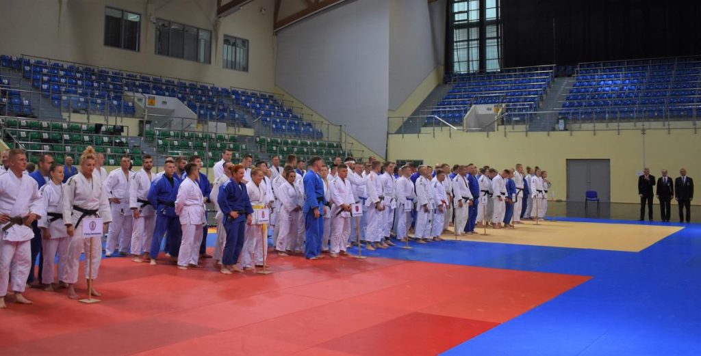 Uczestnicy Mistrzostw Wojska Polskiego w Judo podczas prezentacji drużyn.