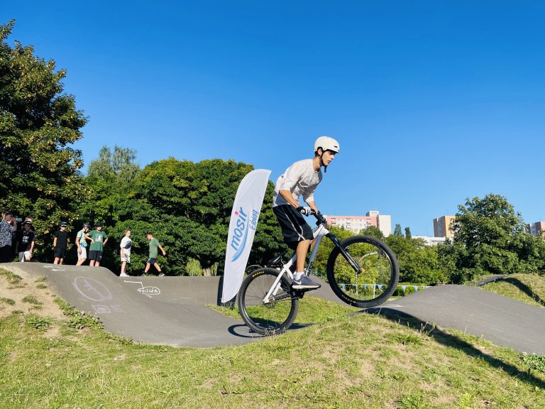 Zawody na pumptracku w parku Traugutta