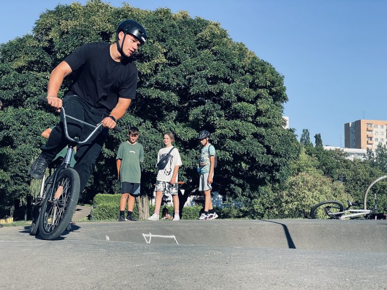 Zawody na pumptracku w parku Traugutta