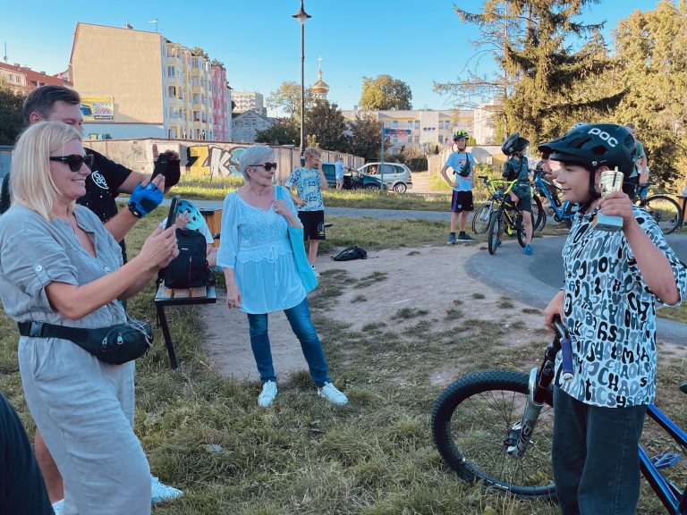 Zawody na pumptracku w parku Traugutta